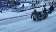 Playoffs NFL 2024 | Fans de Bills y Steelers no podían ni caminar en el estadio por la intensa nieve (VIDEO)