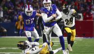 Josh Allen corre con el balón para marcar una de las anotaciones con las que los Bills ganaron, ayer.