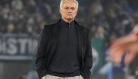 El entrenador de la Roma, José Mourinho, en el césped durante el calentamiento previo al partido de cuartos de final de la Copa de Italia frente a Lazio, en el Estadio Olímpico de Roma