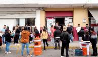 Personas esperan su turno para tramitar su credencial en un módulo del INE  de la CDMX, ayer.