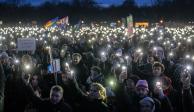 Con luces de celulares muestran rechazo a políticas extremistas, ayer.