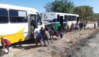 Integrantes de la caravana migrante abordan autobuses para trasladarse a Tierra Blanca, Veracruz, ayer en Oaxaca.