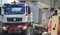 Un camión pesado transporta la enorme pieza de concreto que fue retirada ayer.