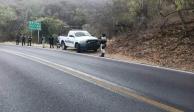 Elementos de seguridad resguardan el paraje de Taxco en donde aparecieron sin vida dos policías, ayer.