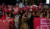 Mujeres protestan contra la postura cerrada de Israel a negociar con Hamas, ayer.