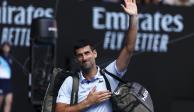 Novak Djokovic saluda al abandonar el Rod Laver Arena tras perder ante Jannik Sinner en las semifinales del Abierto de Australia