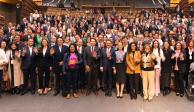 La aspirante presidencial Claudia Sheinbaum (centro) con diputados y líderes de Morena, tras la reunión plenaria, ayer.