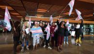 Activistas trans protestan, bloquean y hacen pintas en las puertas del acceso al salón de sesiones del Congreso, previo al inicio del periodo, ayer.