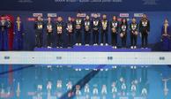 Los equipos del Reino Unido, oro; México, plata; y Australia, bronce posan tras la ceremonia de medallas en las pruebas mixtas de 3 y 10 metros del Mundial de Natación en Doha