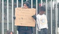 Una migrante pide ayuda afuera del Metro,  pues no ha podido conseguir trabajo.