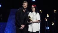 Finneas, left, and Billie Eilish acepta un Grammy por "What Was I Made For?"