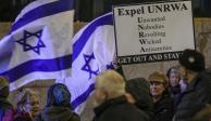 Israelíes protestan afuera de las oficinas de la UNRWA en Jerusalén, ayer.