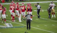 El árbitro Bill Vinovich anuncia una penalización durante el Super Bowl entre los San Francisco 49ers y los Kansas City Chiefs