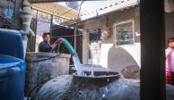 Un trabajador llena las cisternas de habitantes de esta colonia en la alcaldía Iztapalapa.