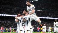 Futbolistas merengues celebran una anotación ante el Atlético.