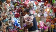 En el Mercado de Jamaica cientos acuden por flores para regalar hoy en San Valentín.