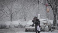 Un residente caminan contra el viento ante la severa tormenta invernal, ayer.