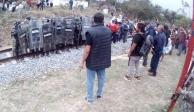 Ex trabajadores bloquean vías del Ferrocarril del Istmo de Tehuantepec en protesta por privatización.