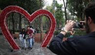 Capitalinos celebran el día del Amor y la amistad visitando la Alameda Central.