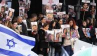 Con fotografías y carteles de los rehenes, familiares viajan a La Haya.