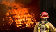 Bomberos intentan controlar un incendio en Los Ángeles
