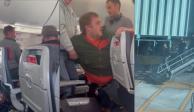 Hombre abre puerta de avión en pleno vuelo… lo someten 6 pasajeros.
