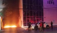 Bomberos de Tuxtla Gutiérrez intentan apagar las llamas, tras la agresión al inmueble que tuvo lugar ayer.