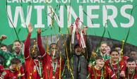 Futbolistas del Liverpool celebran con el trofeo obtenido ayer en Wembley.