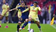 Ovalle y Mauleón pelean un balón en la final del torneo pasado en el Azteca.