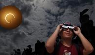 El eclipse solar 2024 debe ser visto con protección para no dañarse la vista.