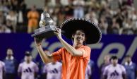 Álex de Miñaur sostiene el trofeo que lo acredita como campeón del Abierto Mexicano de Tenis 2024.