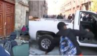 Normalistas de Ayotzinapa derribaron con una camioneta la puerta 1 del Palacio Nacional para hablar con el presidente de México.