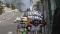 Ambulantes en Haití huyen durante enfrentamientos armados.