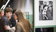 La gente habla junto a una famosa fotografía tomada por Alfred Eisenstaedt de un marinero besando a una enfermera en Times Square de Nueva York en el Día VJ en el Museo Judío y Centro de Tolerancia en Moscú el 14 de abril de 2015.