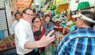 El aspirante de Movimiento Ciudadano, con vecinos de la alcaldía Venustiano Carranza, ayer.