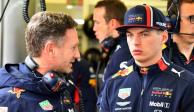 Max Verstappen y Christian Horner hablan durante un gran premio de F1