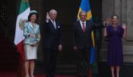 De Izq. a der.: la reina Silvia y el Rey Carlos XVI Gustavo de Suecia, el Presidente López Obrador y su esposa, Beatríz Gutiérrez, ayer, en Palacio Nacional.