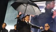 Critican a Luis Miguel por tener a un hombre tapándole la lluvia en concierto: 'lo tiene de esclavo' (VIDEO)