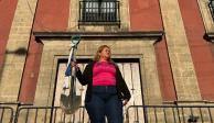 La activista Ceci Flores afuera de Palacio Nacional, ayer.