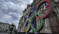 Los anillos olímpicos frente al ayuntamiento de París, en donde se realizan los Juegos Olímpicos de 2024