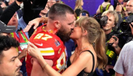 Travis Kelce y Taylor Swift en la celebración del Super Bowl LVIII