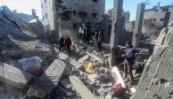 Palestinos revisan otro edificio derrumbado tras ataques en Gaza, ayer.