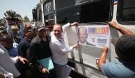 Santiago Taboada al pegar una propaganda electoral a un camión, ayer.