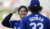 Shohei Ohtani habla con el jardinero central James Outman, ayer.