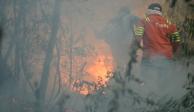 Personal combate un incendio en Orizaba, Veracruz, ayer.