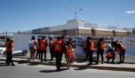 Un grupo de personas protestó en las inmediaciones de la estación migratoria de Ciudad Juárez, ayer.