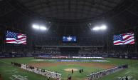 Miembros de los Dodgers y los Padres escuchan el himno nacional antes del partido del día inaugural en Corea del Sur.