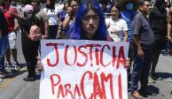 Joven porta una cartulina con la leyenda: “justicia para Cami”, durante una protesta en Taxco, el 28 de marzo.