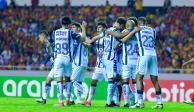 Futbolistas del Pachuca celebran uno de sus goles contra el Herediano en la ida de cuartos de final de la Concachampions 2024.