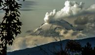 Las fumarolas del volcán Popocatépetl exhalan vapor de agua, gas y ceniza.
